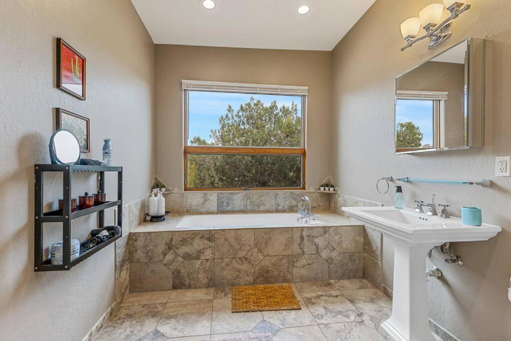 Close To Fresh Creek! Sleeps 12 ~ Amazing Views W/Serene Open Space ~ Hot Tub + Game Room ~ Trails Outside Sedona Zewnętrze zdjęcie