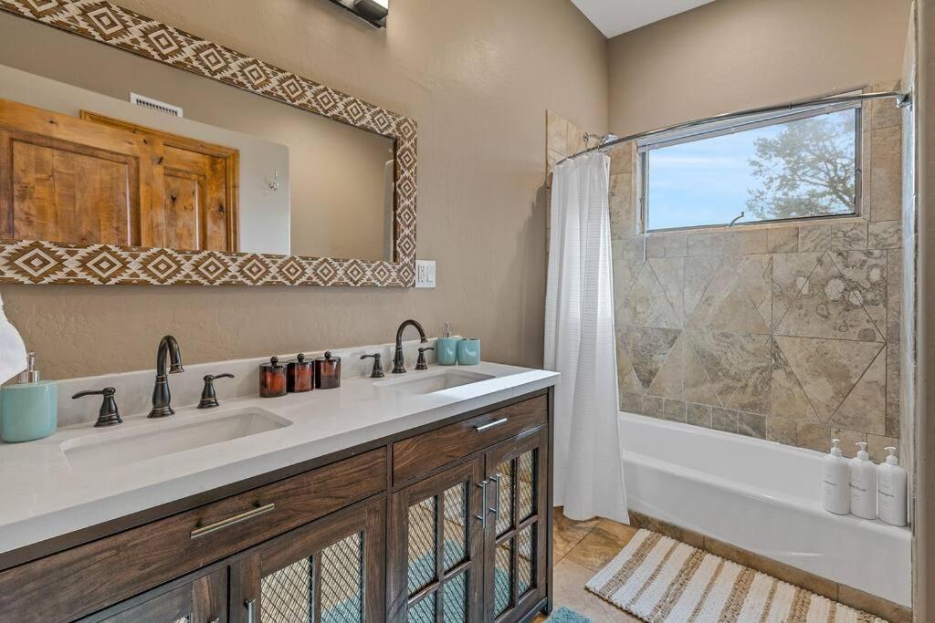 Close To Fresh Creek! Sleeps 12 ~ Amazing Views W/Serene Open Space ~ Hot Tub + Game Room ~ Trails Outside Sedona Zewnętrze zdjęcie