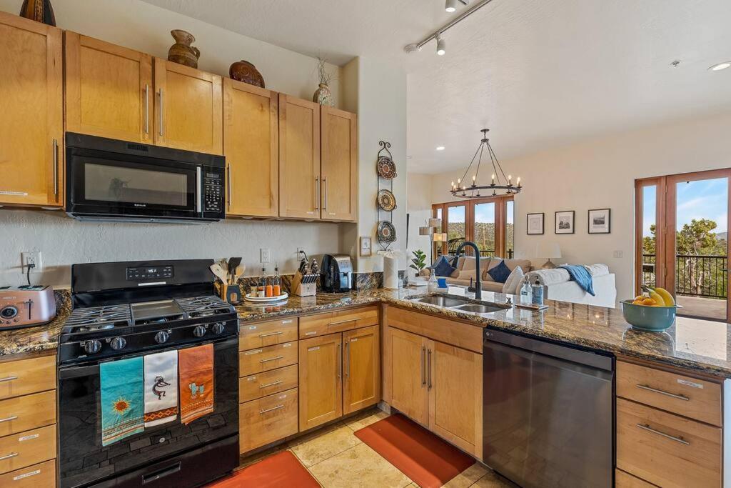 Close To Fresh Creek! Sleeps 12 ~ Amazing Views W/Serene Open Space ~ Hot Tub + Game Room ~ Trails Outside Sedona Zewnętrze zdjęcie