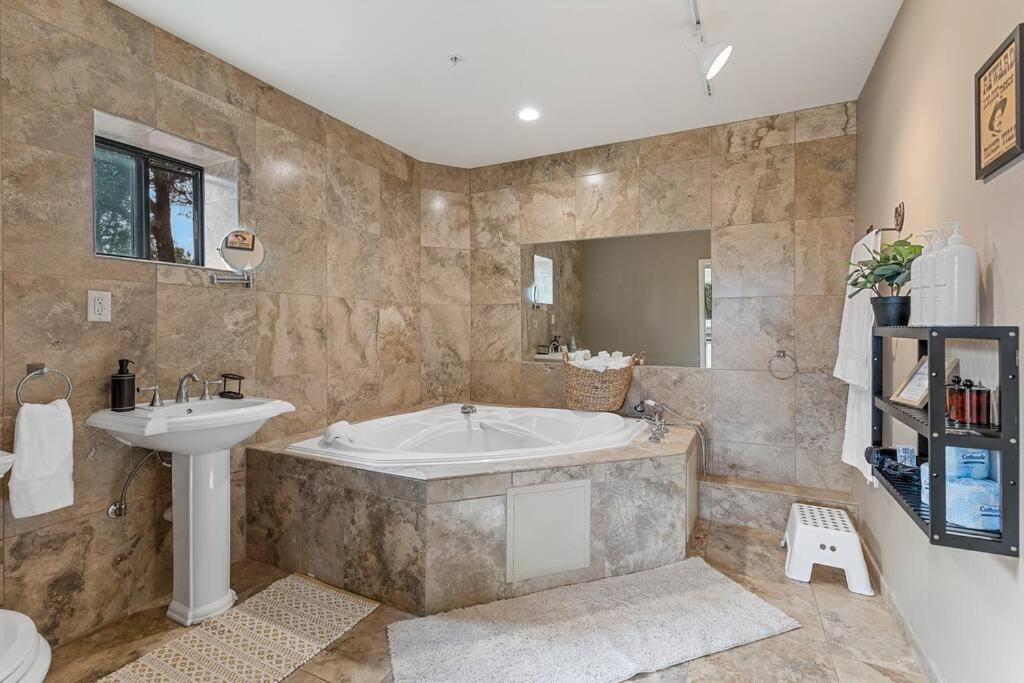 Close To Fresh Creek! Sleeps 12 ~ Amazing Views W/Serene Open Space ~ Hot Tub + Game Room ~ Trails Outside Sedona Zewnętrze zdjęcie