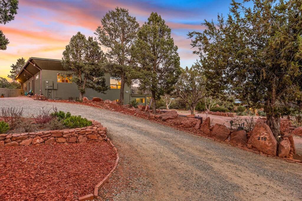 Close To Fresh Creek! Sleeps 12 ~ Amazing Views W/Serene Open Space ~ Hot Tub + Game Room ~ Trails Outside Sedona Zewnętrze zdjęcie