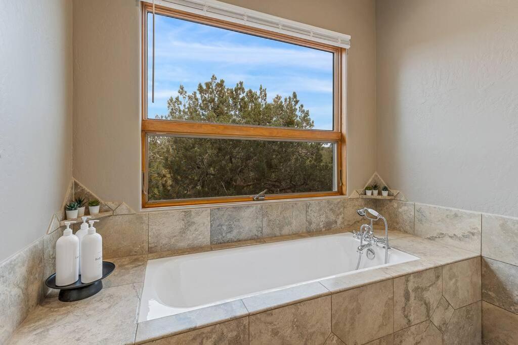 Close To Fresh Creek! Sleeps 12 ~ Amazing Views W/Serene Open Space ~ Hot Tub + Game Room ~ Trails Outside Sedona Zewnętrze zdjęcie